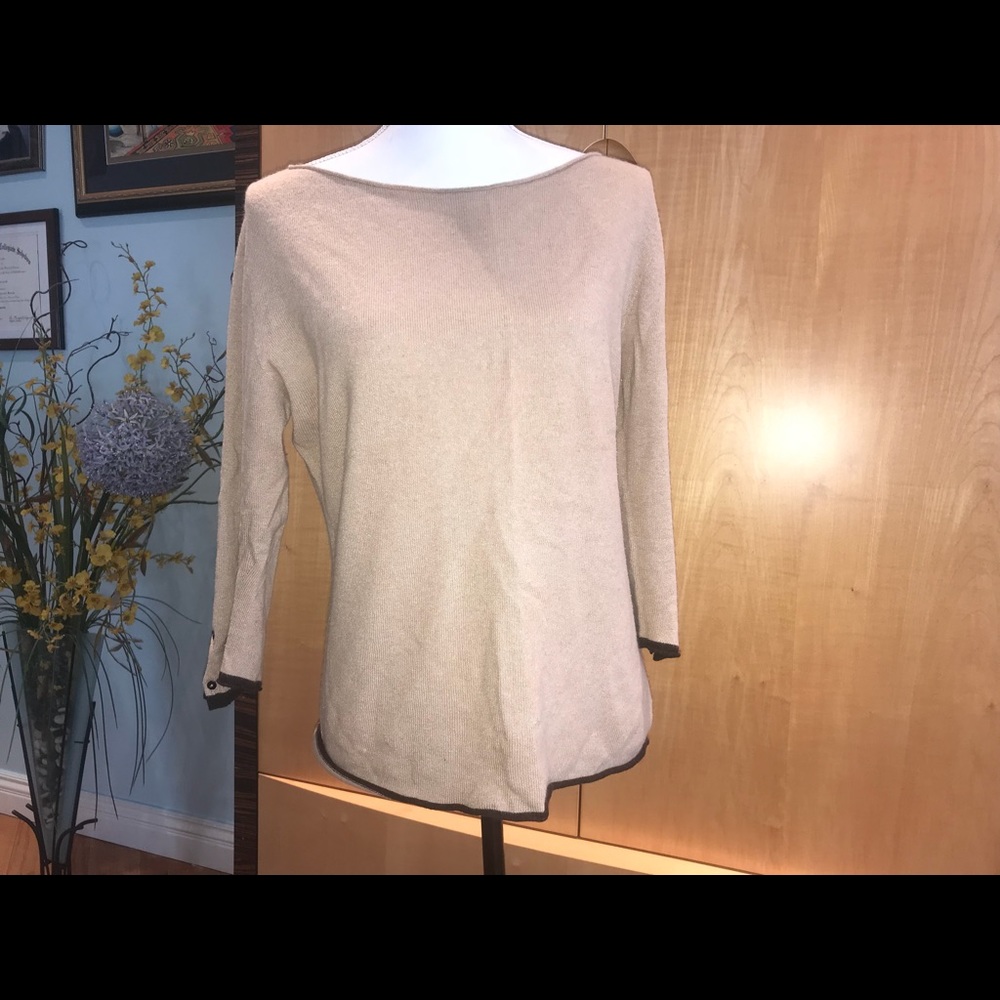 A Fuzzi viscose top with 3/4 sleeves